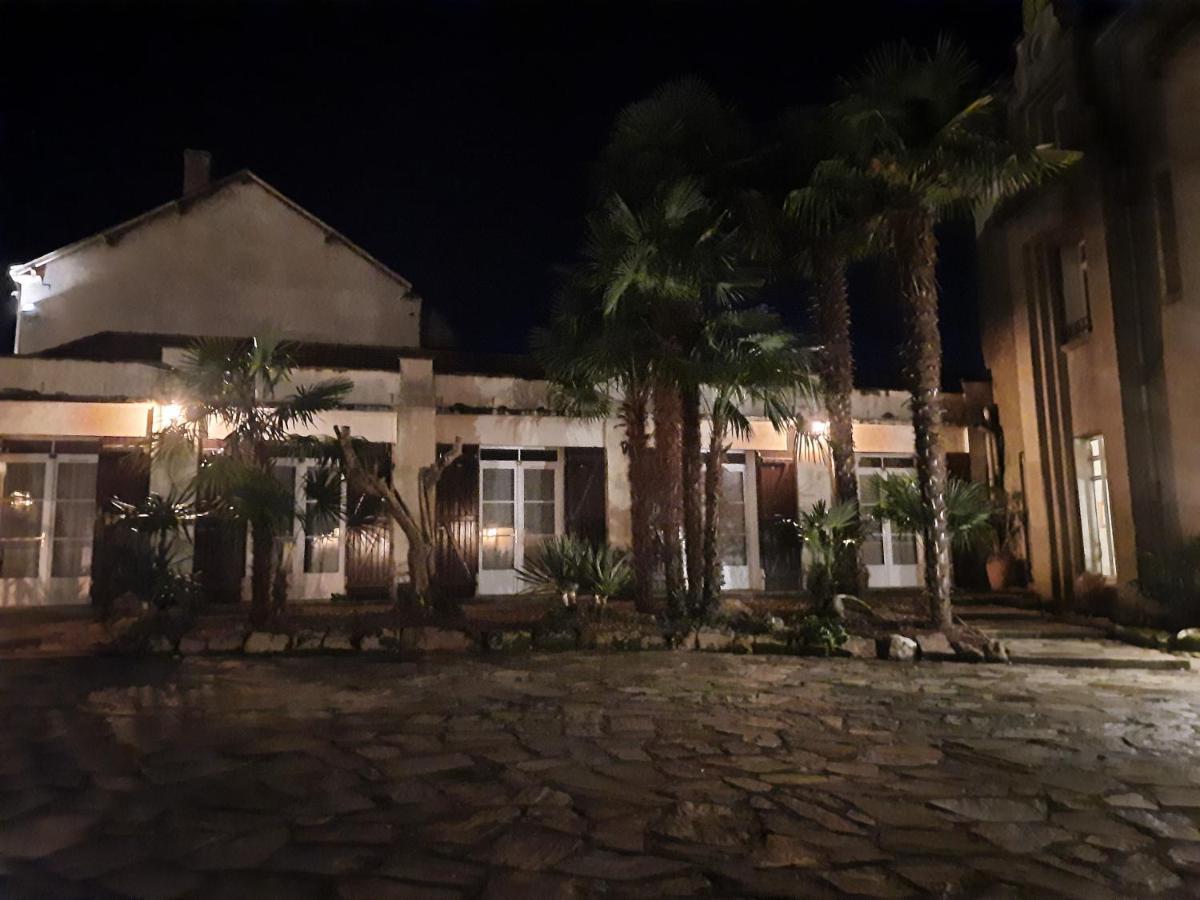 Hotel De La Barbacane Tiffauges Exterior foto