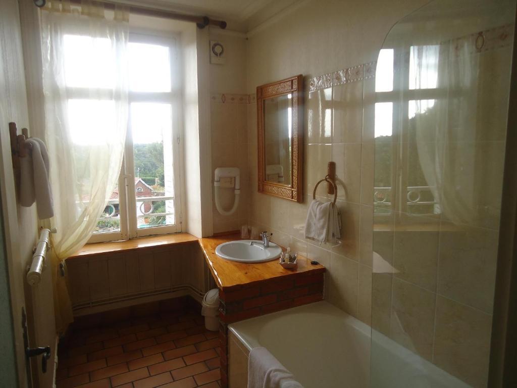 Hotel De La Barbacane Tiffauges Cameră foto